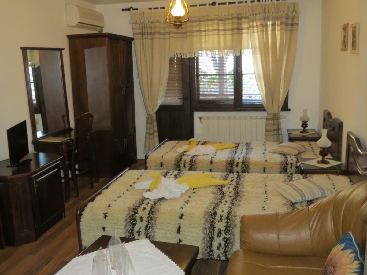 Oazis Guesthouse Lovech Bagian luar foto